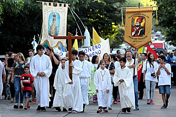 Sentida procesión de Nuestra Señora de Fátima junto a Santa María ... - La Capital de Mar del Plata (Comunicado de prensa)