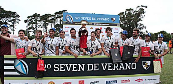 Los integrantes de Atlético de Rosario posan con la copa. Se quedaron con el tradicional Seven de Verano.