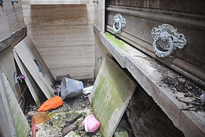 No hay que ser ningún curioso para notar que, en ciertos espacios destruidos, escombros y maderas pueden mezclarse con el polvo de los cajones descuidados.