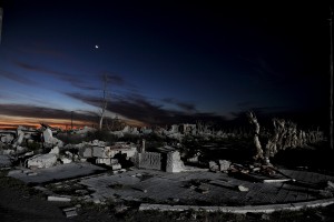 Télam 26/02/2016 Buenos Aires: En "El agua mala" la periodista Josefina Licitra desenreda y narra a partir de la voz de los habitantes la historia y el drama social de Villa Epecuén, el pueblo balneario-bonaerense que supo ser uno de los polos del turismo termal más importantes del país y que, tras una crecida de un lago el 10 de noviembre de 1985, quedó bajo ocho metros de agua condenándolo en tan sólo tres semanas a la eterna desaparición. "Teníamos un paraíso hasta que el lago enloqueció. Uno se pasa la vida entera preguntándose qué pasó ahí. Esa fue agua mala", dijo uno de los vecinos que contactó Licitra, puntapié para desovillar, en una magistral crónica sobre la inundación del pueblo, el dolor de perder todo pero también desnudar las mezquindades, desidias y responsabilidades alrededor de este drama, donde la lluvia sólo fue un factor. Foto: Luciana Granovsky/Télam/ab