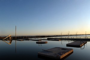 Télam 26/02/2016 Buenos Aires: En "El agua mala" la periodista Josefina Licitra desenreda y narra a partir de la voz de los habitantes la historia y el drama social de Villa Epecuén, el pueblo balneario-bonaerense que supo ser uno de los polos del turismo termal más importantes del país y que, tras una crecida de un lago el 10 de noviembre de 1985, quedó bajo ocho metros de agua condenándolo en tan sólo tres semanas a la eterna desaparición. "Teníamos un paraíso hasta que el lago enloqueció. Uno se pasa la vida entera preguntándose qué pasó ahí. Esa fue agua mala", dijo uno de los vecinos que contactó Licitra, puntapié para desovillar, en una magistral crónica sobre la inundación del pueblo, el dolor de perder todo pero también desnudar las mezquindades, desidias y responsabilidades alrededor de este drama, donde la lluvia sólo fue un factor. Foto: Luciana Granovsky/Télam/ab