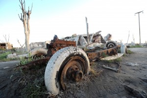Télam 26/02/2016 Buenos Aires: En "El agua mala" la periodista Josefina Licitra desenreda y narra a partir de la voz de los habitantes la historia y el drama social de Villa Epecuén, el pueblo balneario-bonaerense que supo ser uno de los polos del turismo termal más importantes del país y que, tras una crecida de un lago el 10 de noviembre de 1985, quedó bajo ocho metros de agua condenándolo en tan sólo tres semanas a la eterna desaparición. 
"Teníamos un paraíso hasta que el lago enloqueció. Uno se pasa la vida entera preguntándose qué pasó ahí. Esa fue agua mala", dijo uno de los vecinos que contactó Licitra, puntapié para desovillar, en una magistral crónica sobre la inundación del pueblo, el dolor de perder todo pero también desnudar las mezquindades, desidias y responsabilidades alrededor de este drama, donde la lluvia sólo fue un factor. 
Foto: Luciana Granovsky/Télam/ab