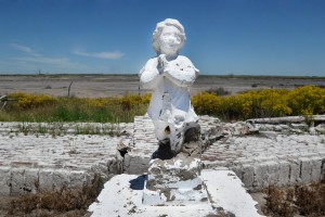 Télam 26/02/2016 Buenos Aires: En "El agua mala" la periodista Josefina Licitra desenreda y narra a partir de la voz de los habitantes la historia y el drama social de Villa Epecuén, el pueblo balneario-bonaerense que supo ser uno de los polos del turismo termal más importantes del país y que, tras una crecida de un lago el 10 de noviembre de 1985, quedó bajo ocho metros de agua condenándolo en tan sólo tres semanas a la eterna desaparición. 
"Teníamos un paraíso hasta que el lago enloqueció. Uno se pasa la vida entera preguntándose qué pasó ahí. Esa fue agua mala", dijo uno de los vecinos que contactó Licitra, puntapié para desovillar, en una magistral crónica sobre la inundación del pueblo, el dolor de perder todo pero también desnudar las mezquindades, desidias y responsabilidades alrededor de este drama, donde la lluvia sólo fue un factor. 
Foto: Luciana Granovsky/Télam/ab