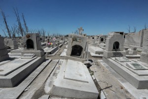 Télam 26/02/2016 Buenos Aires: En "El agua mala" la periodista Josefina Licitra desenreda y narra a partir de la voz de los habitantes la historia y el drama social de Villa Epecuén, el pueblo balneario-bonaerense que supo ser uno de los polos del turismo termal más importantes del país y que, tras una crecida de un lago el 10 de noviembre de 1985, quedó bajo ocho metros de agua condenándolo en tan sólo tres semanas a la eterna desaparición. "Teníamos un paraíso hasta que el lago enloqueció. Uno se pasa la vida entera preguntándose qué pasó ahí. Esa fue agua mala", dijo uno de los vecinos que contactó Licitra, puntapié para desovillar, en una magistral crónica sobre la inundación del pueblo, el dolor de perder todo pero también desnudar las mezquindades, desidias y responsabilidades alrededor de este drama, donde la lluvia sólo fue un factor. Foto: Luciana Granovsky/Télam/ab