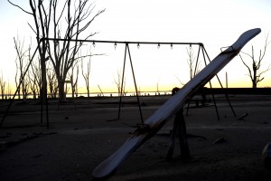 Télam 26/02/2016 Buenos Aires: En "El agua mala" la periodista Josefina Licitra desenreda y narra a partir de la voz de los habitantes la historia y el drama social de Villa Epecuén, el pueblo balneario-bonaerense que supo ser uno de los polos del turismo termal más importantes del país y que, tras una crecida de un lago el 10 de noviembre de 1985, quedó bajo ocho metros de agua condenándolo en tan sólo tres semanas a la eterna desaparición. "Teníamos un paraíso hasta que el lago enloqueció. Uno se pasa la vida entera preguntándose qué pasó ahí. Esa fue agua mala", dijo uno de los vecinos que contactó Licitra, puntapié para desovillar, en una magistral crónica sobre la inundación del pueblo, el dolor de perder todo pero también desnudar las mezquindades, desidias y responsabilidades alrededor de este drama, donde la lluvia sólo fue un factor. Foto: Luciana Granovsky/Télam/ab