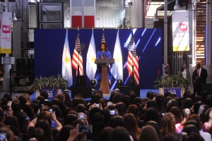 Télam 23/03/2016 Buenos Aires:La primera dama de los Estados Unidos, Michelle Obama,  brindó una charla ante un auditorio compuesto por mujeres jóvenes en el Centro Metropolitano de Diseño (CMD), en el barrio de Barracas, tras ser presentada por la primera dama argentina, Juliana Awada.Foto: Victoria Egurza/Télam/ddc