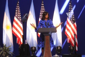 Télam 23/03/2016 Buenos Aires:La primera dama de los Estados Unidos, Michelle Obama,  brindó una charla ante un auditorio compuesto por mujeres jóvenes en el Centro Metropolitano de Diseño (CMD), en el barrio de Barracas, tras ser presentada por la primera dama argentina, Juliana Awada.Foto: Victoria Egurza/Télam/ddc