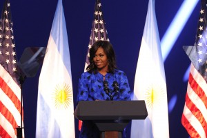 Télam 23/03/2016 Buenos Aires:La primera dama de los Estados Unidos, Michelle Obama,  brindó una charla ante un auditorio compuesto por mujeres jóvenes en el Centro Metropolitano de Diseño (CMD), en el barrio de Barracas, tras ser presentada por la primera dama argentina, Juliana Awada.Foto: Victoria Egurza/Télam/ddc