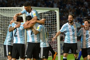 Télam 29/03/2016Córdoba, Las selecciones de Argentina y Bolivia juegan por la sexta fecha  de las  eliminatorias  para el Mundial Rusia 2018 que se juega en el estadio Mario Alberto Kempes  de Córdoba. Festejos de los jugadores argentinos, tras la apertura del marcador de Gabriel Mercado..Foto: Irma Montiel/cf