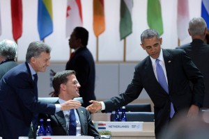 Télam 01/04/2016- El presidente Mauricio Macri participó hoy de la Sesión Plenaria "Acciones Nacionales para mejorar la Seguridad Nuclear" en el marco de la Cumbre de Seguridad Nuclear que se realiza en la ciudad de Washington.Foto: Presidencia/dsl  Foto 4: Macri saludó al presidente de los Estados Unidos de América, Barack Obama.presidencia