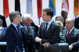 Télam 01/04/2016 Washington: El presidente Mauricio Macri, conversa con el presidente de los Países Bajos, Mark Rutte, durante su participación en la Cumbre de Seguridad Nuclear en WashingtonFoto: Presidencia/Télam/dsl