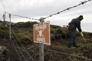 Empresa Britanica limpia campos minados por el Ejercito Argentino en 1982.
Mauro Rizzi / La Nación