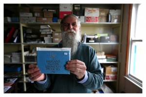 Coleccionista sostiene la coleccion de monedas del año 82, llamado Ste de la Lieracion, Pto. Stanley 
Mauro Rizzi / La Nación