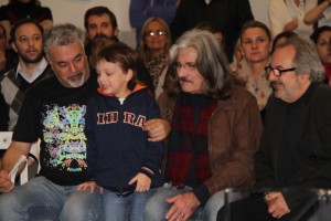 Guillermo Arroom, Machi Rufino y Luis Cerávolo junto a un alumno del colegio que los asombró con sus interpretacion en piano de ANA NO DUERME