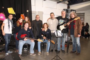 Los tres músicos junto a la banda de secundaria y su Profesor