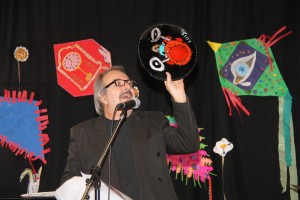 Luis Cerávolo con un disco intervenido por niños de sala de 5
