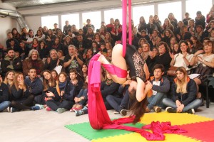 espectaculo de tela en altura, detras los musicos como espectadores junto al publico presente